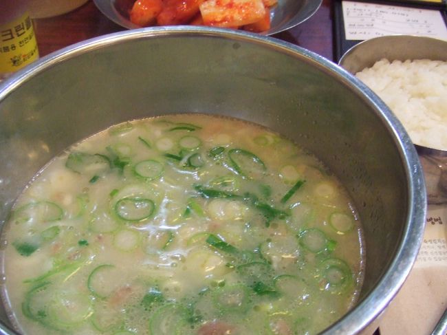 ２日目の朝食はソルロンタン。<br />濃厚な豚骨風味のスープなんだけど美味しかった！<br />ここのキムチが激ウマ!!!!!<br />どれだけでも食べれそうだった。