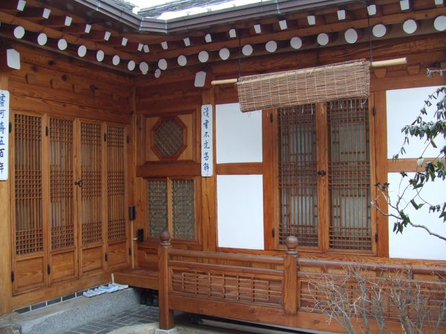 表にいたおじさんが中を見せてくれました。<br />街に住んでたけど、この家を買って子供の頃に過ごしたこの場所へ戻ってきたんだって。