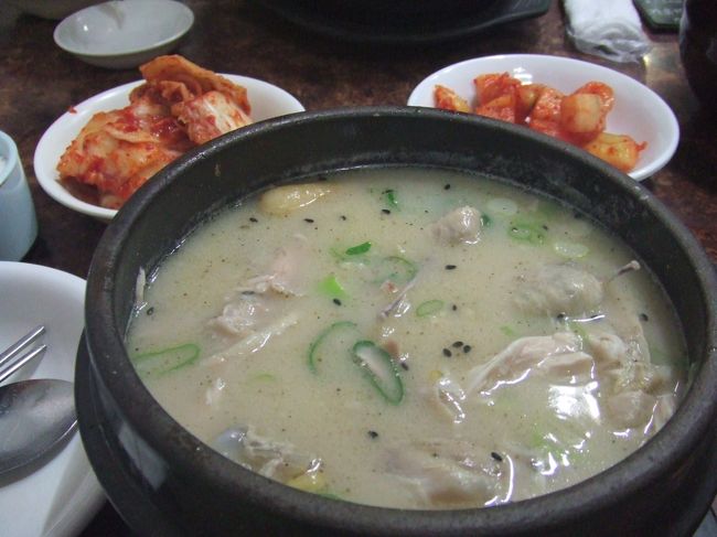 昼食はサムゲタン。<br />何気に朝食のソルロンタンとかぶっちゃった。<br />それほど朝鮮人参の味は強くなく、食べやすかった。<br />偶然隣にすわったグループが日本語を勉強してるらしく、食べ方を教えてくれました。