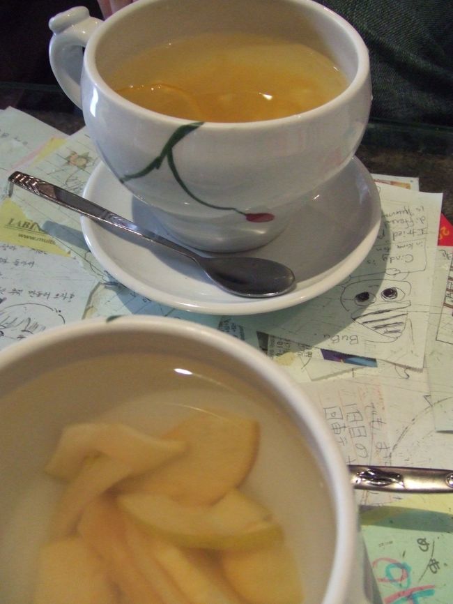 仁寺洞の伝統茶院で休憩。<br />向こうのはゆず茶、手前のがかりん茶。