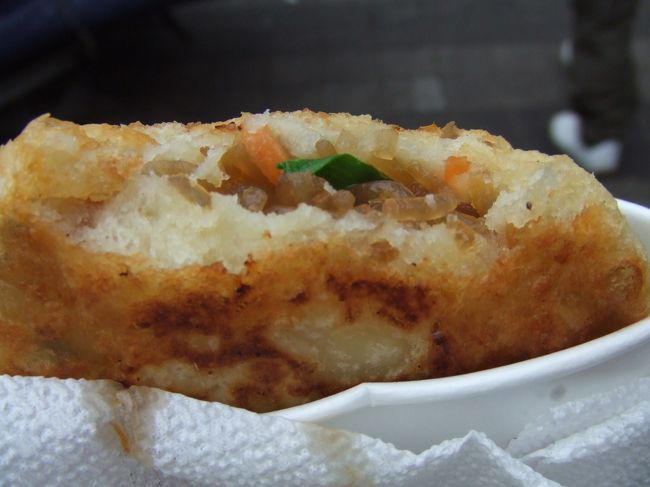 念願のホットク。<br />黒蜜のが食べたかったけど、インフォメーションで聞いたら、ここのは春雨入りのが超美味しい！ということで。<br />外はカリッとしててちょろっっと掛けてくれたタレが絶妙！