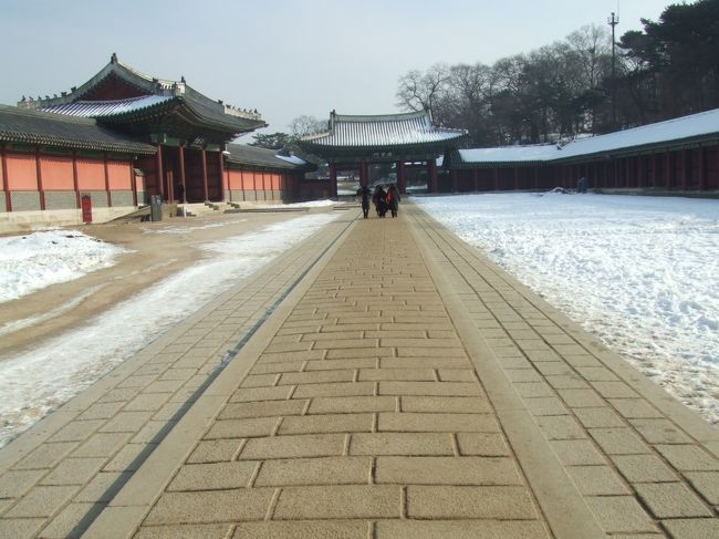 ここではじめての観光らしい観光。<br />昌徳宮へ。