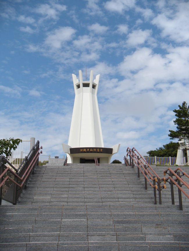 平和記念公園。<br />青空に真っ白い建物が映える。