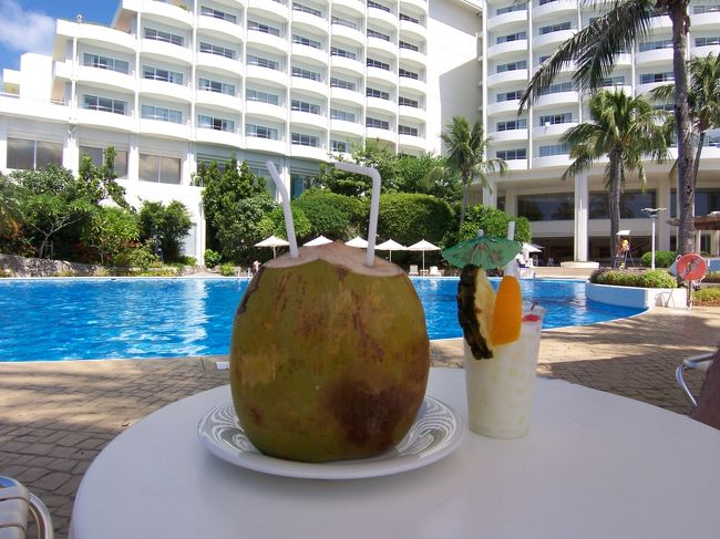 スノーケルの後、海で遊ぶ体力がなかったので、プールへ行きました。<br /><br />プールサイドでクラブサンドを食べてまったり♪<br />ちなみにプールサイドで食べる物はレストランで作って運ばれます。<br /><br />椰子の実ジュースもあったので注文。ココナッツジュース好きなんです☆<br />実は食べられませんでした。