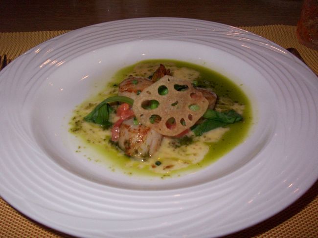 ２日目の夕食は「アクアベルオールデイダイニング」でいただきました。<br /><br />コースかビュッフェか選べたんですが、コースにしました。<br /><br />前菜<br />写真はお魚料理