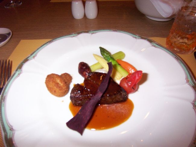 メインはフィレステーキ