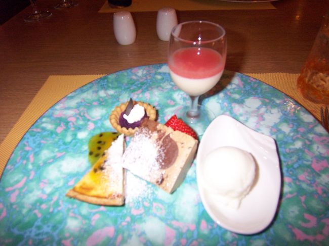 デザートはビュッフェの中から選ばれて出ました。<br /><br />ビュッフェも美味しそうでしたよ。伊勢海老もありました。