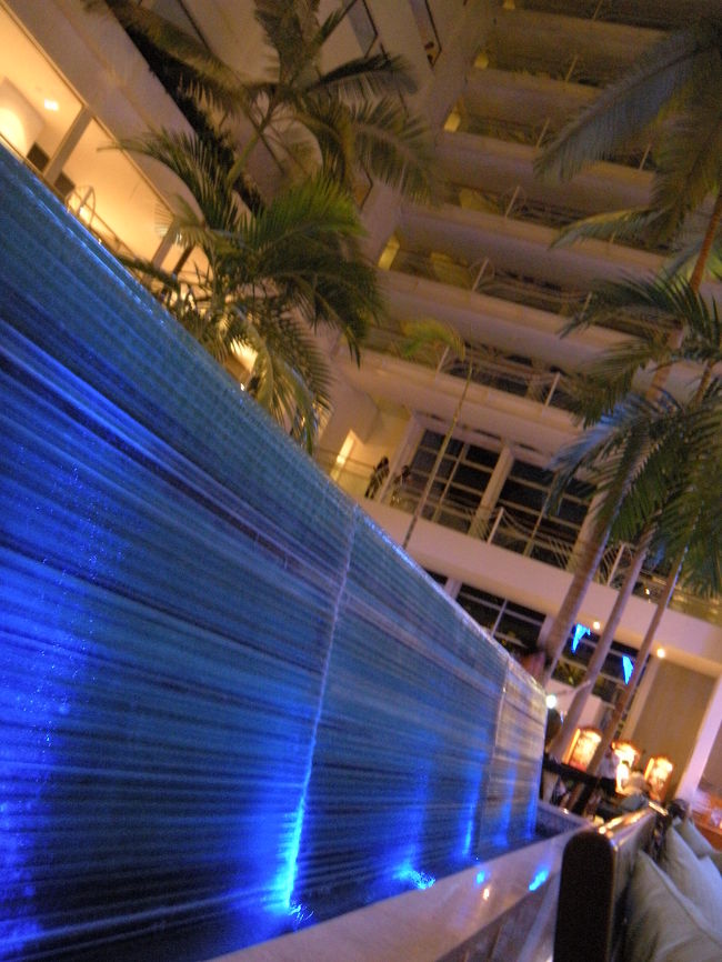 ルネッサンス・リゾート・オキナワのロビー。<br />ど〜んと吹き抜けで広々してる。<br />沖縄キャンプ中の、中日ドラゴンズの選手も宿泊してた。