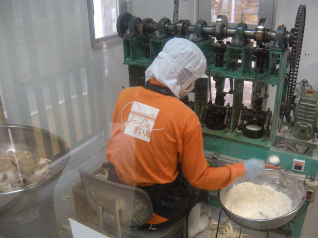 Gala青の海。<br />塩せんべい工場。揚げてるんだとばかり思ってたよ。