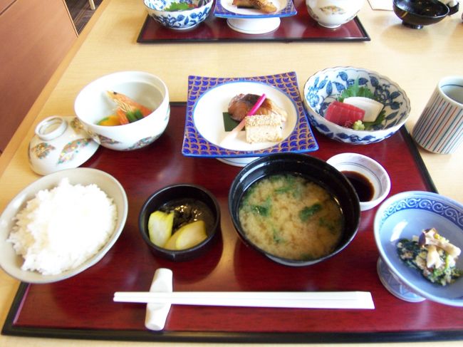 ３日目は午前は部屋でまったり。<br />前日の海やプールでの本気泳ぎですっかり筋肉痛です↓<br /><br />お昼はツアーについていたので「雲海　日本料理」で和定食をいただきました。<br />２５００円しました。