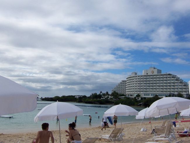 ビーチで遊べる最後の日になるので、アクアバイクに乗りました。<br /><br />沖まで出るつもりで出発しましたが、５分で止めました。。<br />インストラクターさんも苦笑い。<br />脚が強い人にオススメです。<br /><br />９月の海は雲が覆ったり、少し雨が降るだけで肌寒くなりました。<br />今度はもっと早めに行きたいな。