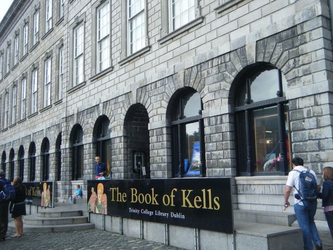 友達が見たがっていた『ケルズの書』を見に図書館へ<br /><br />ここの図書館（博物館？）すんごくよかった!!
