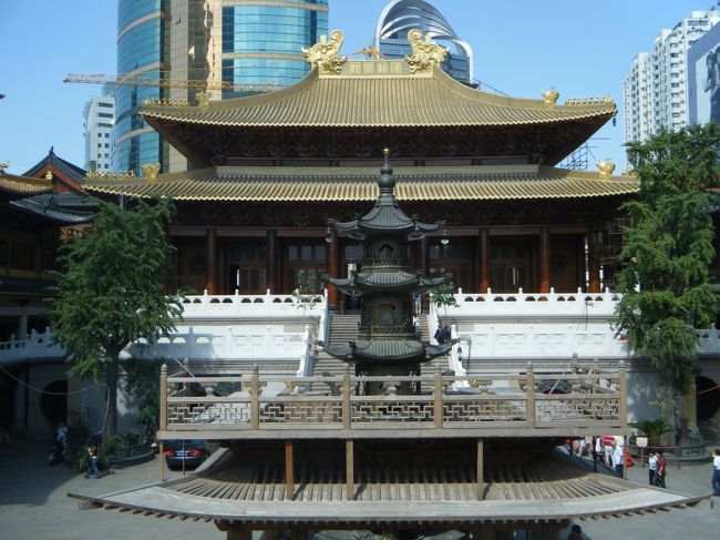 上海といえば三国志では呉の国！<br />孫権さんが建てたお寺に行ってみた。<br />最近キレイにしたみたいでちょっと違和感;<br />日本とおんなじで景観なんて無視!!泣