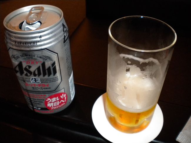 成田に来たらこれ。<br /><br />ラウンジで一杯。