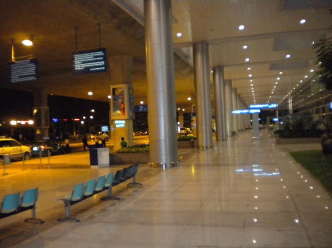 ベトナム・ホーチミンのタンソンニャット空港に着。<br /><br />確か、夜の11時半くらいだったかな？？<br />さぁ、これから6時間後にハノイに向かいます。<br /><br />それまで何をしよう。。