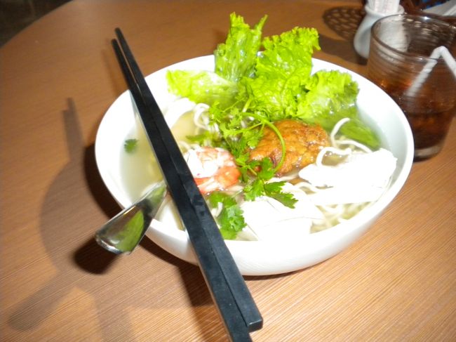 まずは、メシ。<br />フォーなのでしょうか？？<br /><br />英語も通じず、身振り手振りで麺類とコーラをオーダー。<br /><br />旨いのかまずのか、良く分かりません。<br />虫が浮いていましたね。<br /><br />支払いはカードが使えず、ベトナムドンもなく、米ダラーで。<br />5$。<br /><br />高いですね。<br /><br /><br />タンソンニャットは24時間空いているのですが、ベンチもなく、何もありません。人もいません。<br /><br />寝れません。<br /><br />唯一の友達はiPod。<br />7時間もiPodを酷使したのは初めて。。