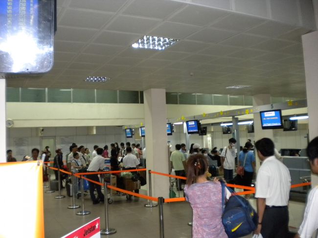 一睡もせず、タンソンニャットからハノイのノイバイ空港へ向かいます。<br /><br />国内線ターミナルはヒドい。<br />インドのデリー空港並みヒドい。<br /><br />日本ってやっぱり経済大国なんだなと思いますね〜
