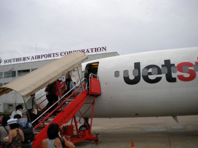 タンソンニャットからノイバイ間は<br />ベッキーでおなじみのJer Starさん。<br /><br />でもね、日本から飛んでるJet Starさんとはひと味違いますね。<br /><br />Jet Star Pacificさん。Jet Starさんの子会社だそうで。<br />片道5000円くらいだったので、迷わず、申し込んだのですが・・・<br /><br />座席間狭すぎる。<br />185センチの大男にはキツい2時間でした。。<br /><br />一睡もできず。。