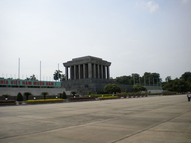 仮眠を終えて、市内観光へ。<br />まずはホーチミン広場へ。<br /><br />市内移動はタクシー。<br />海外旅行ではあまりタクシーは使いたくないのですが、<br />公共機関がないので仕方なく。<br /><br />意外に安全でしたね。<br />メータータクシーで英語も通じるし。<br /><br />ただ、流しのタクシーはひろっちゃダメですね。<br />英語可能で安全なタクシーはホテルや大きいショッピングモールから<br />拾えば安全。