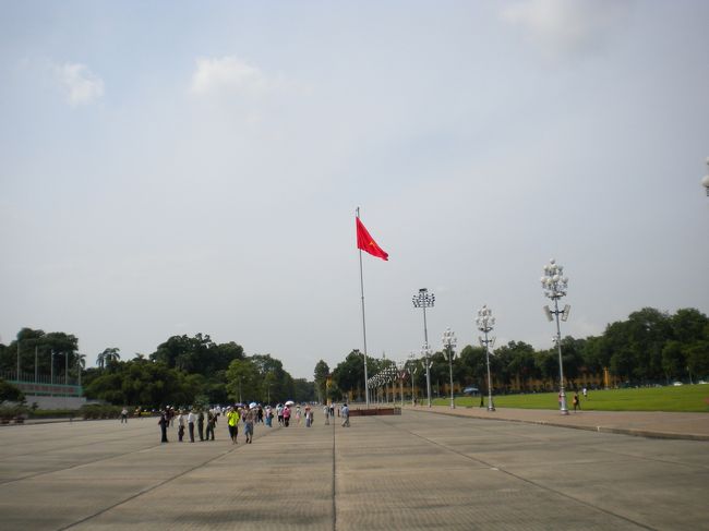 ホーチミン広場内にベトナム国旗が。<br /><br />こんな景色、北京の天安門広場でも見ましたね〜