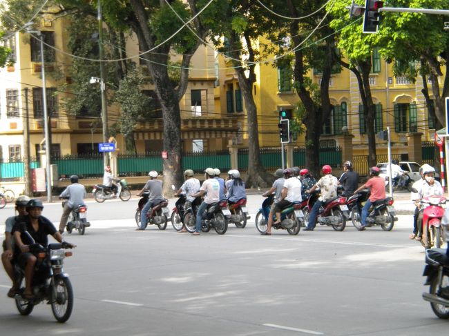 はい。でました。<br />ハノイ市民総暴走族。<br /><br />信号待ちではこんな感じばっかり。