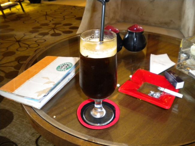 近くのホテルでコーシィを飲みながら休憩。<br /><br />ベトナムのコーシィはコユイですね。