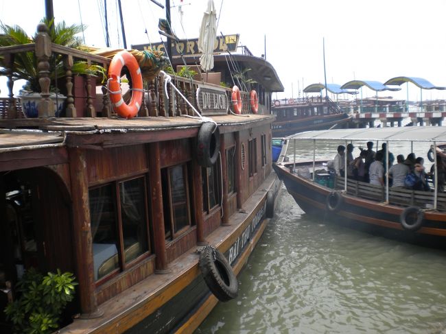 ハロン湾へ到着。<br /><br />この船に乗って出航です。<br /><br /><br />待ちに待ったハロン湾！！ついに目前まできました。