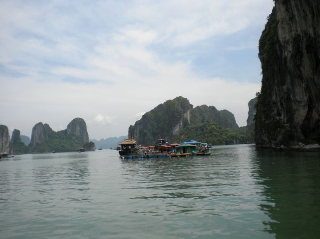 到着！<br />世界遺産ハロン湾まで来ました。<br /><br />今まで見た世界遺産で一番、落ち着いててゆっくりしてますね。<br />船で移動というのも要因かもしれませんが。