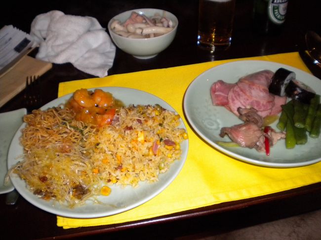 ハノイに戻って晩飯です。<br /><br />中国に国境が接していることもあり、中華的な味付けにちかい気がします。