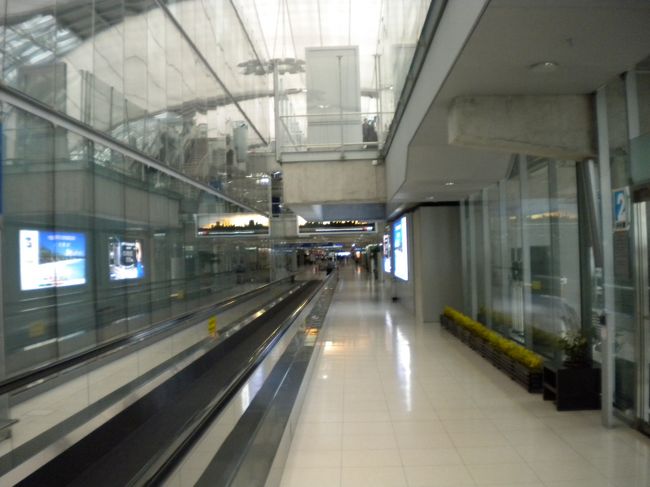 4年前にもバンコクへ行ったのですが、<br />新空港。<br /><br />すごいキレイです。<br /><br />東南アジアのハブ。