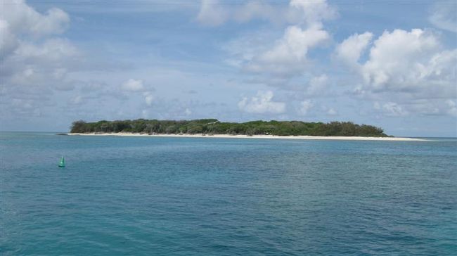 あれが、レディマスグレイブ島。<br /><br />海きれ〜い。ちょうど満潮の時間でこのあとのシュノーケル楽しみ〜〜〜。<br />