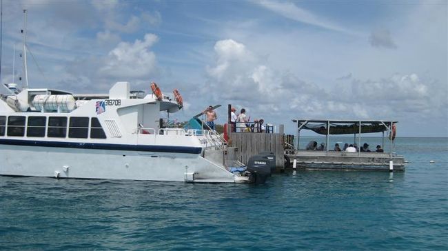 島へは小さなボート（グラスボート）に乗り換えて上陸します。<br /><br />