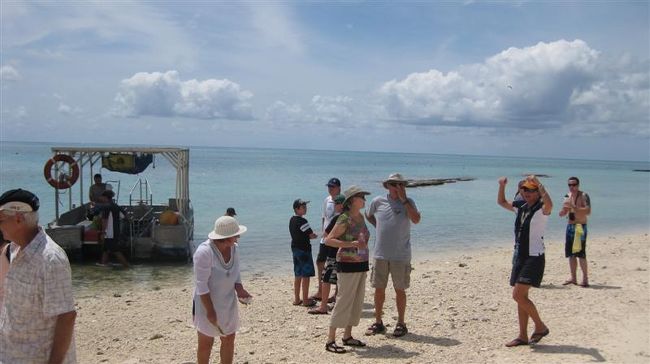 上陸したらガイドさんと共に散策します。