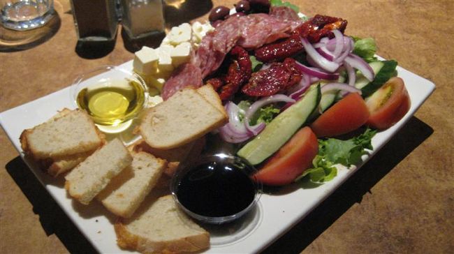 バンダバーグまで戻ってくる頃には日も暮れて、さあ夕飯なににしよ？？<br /><br />宿泊モーテルの近くにあったVIVA　ITALIA!にいってみました。カジュアルなレストランであんまり期待もしていなかったのですが、、、大当たり。<br /><br />前菜の盛り合わせ（写真）に続いて、私のオッソブッコと彼のチキンシザーサラダ、+＄２でUP GRADE下付け合せのサラダはものすごい量。<br />とってもおいしくて量がすごく多くってお得な値段。<br /><br />当然食べきれず、お持ち帰りにして翌日の二人分ランチになりました。<br /><br />Bourbong STにあります。<br /><br />おいしいもの食べるとほんと、幸せ気分になります。