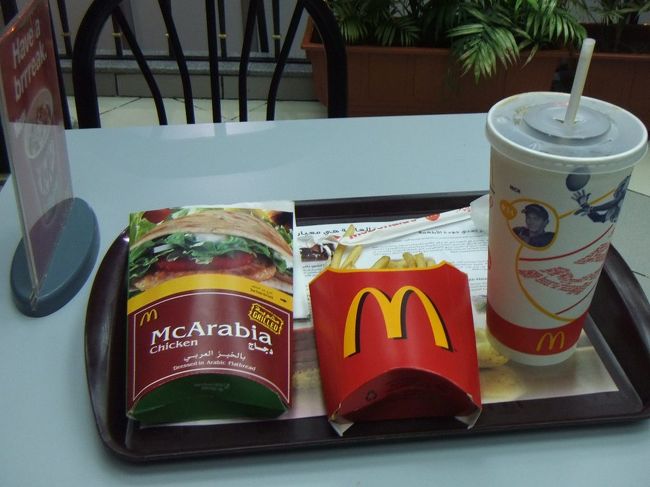 ２階へ行って食べます。コーラはでかい。