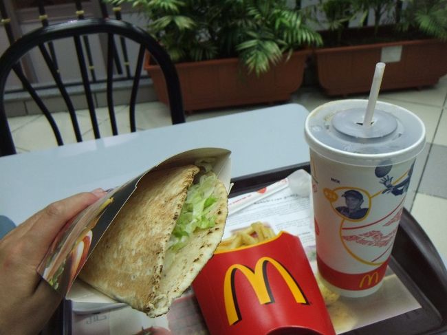 マックアラビアは、アエイシ（アラビアのパン）に平べったいチキンと野菜が入っていて、マヨネーズで味付けされています。美味しいです。