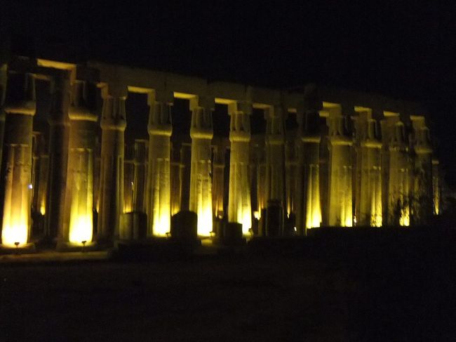 ところで、これからどうするか決めていません。ここで自由になるのは想定していませんでした。連泊だったので、地球の歩き方もホテルに置いてきてしまいました。記憶にあるこの辺りの観光地は、ルクソール博物館とスーク（商店街）だけです。とりあえず、朝バスで通った記憶を頼りに、ルクソール博物館の方へ歩いてみます。大通りに沿って、ルクソール神殿を後ろから通過します。ライトアップが、本格的に映えていました。まず、アメンホテプ３世の中庭から後ろの部分で、