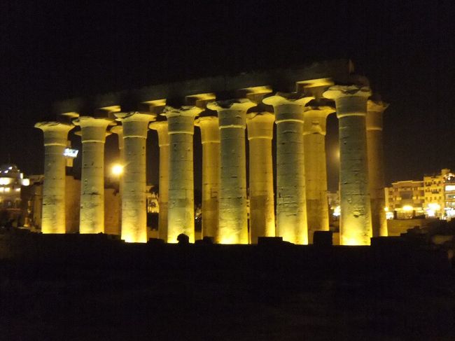 続いて大列柱廊があって、