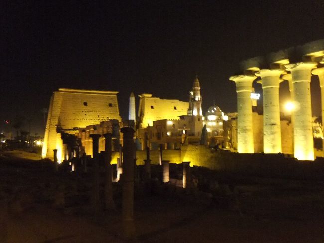 最後にモスクと塔門です。ルクソール神殿を過ぎると、歩道が見当たりません（後で考えたら、大通りの向こう側はナイル川沿いなので、歩道が続いていたかもしれません）。車が何台も駐車してあって、その横を車が通り過ぎていきます。危ないです。博物館は思ったより遠そうだし、地図もないのであとどのくらいあるか分かりません。やめておきます。引き返してルクソール神殿の反対側を回っていくと、先程のマクドナルドが見えてきました。ここで左に賑やかそうなところがあったので曲がってみると、スークでした。