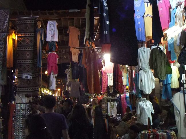 服がたくさんぶら下がっています。