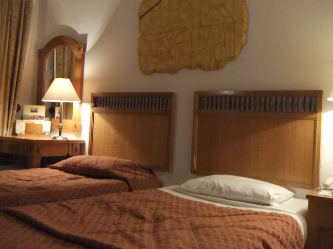 １９時５０分ころにはホテルの部屋に到着。今夜は十分時間があるので、部屋の写真を撮ります。これがベッドで、向こう側に机があります。