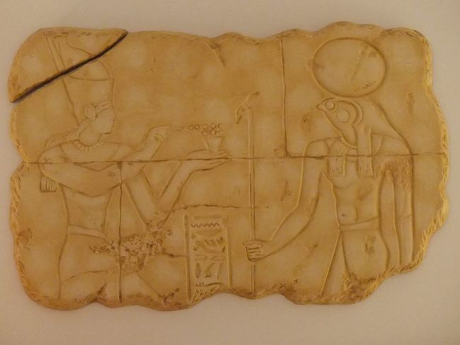 ベッドの上には、このようなレリーフがあります。右側はハヤブサなのでホルス神ですね。