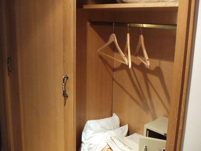 入口付近にはクローゼットがあって、ハンガーがかかっています（他のホテルにもあります）。