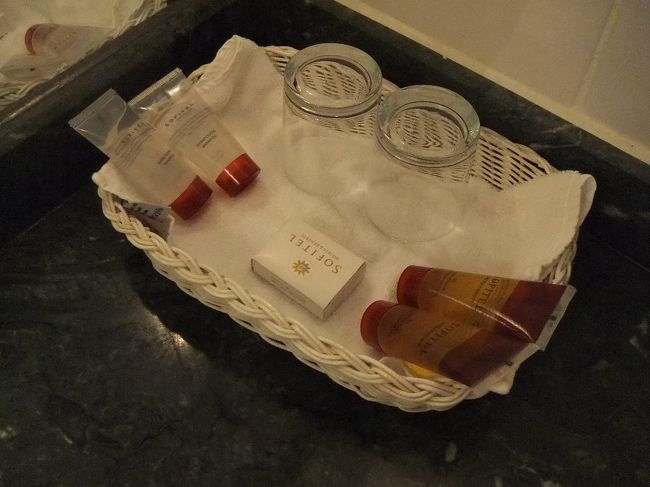 アメニティーもあります。基本的にいいホテルです。でも昨夜初めてここに来た時、１つだけ困ったことがありました。コンセントがなかなか見つからなかったのです。１０分間ほど探して、