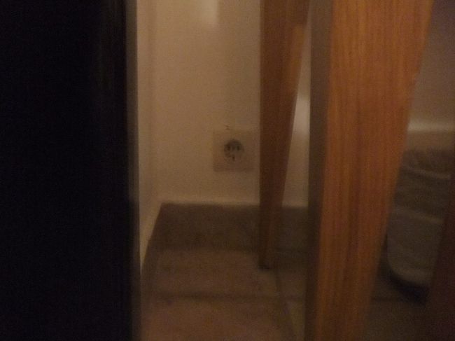 ようやく机の陰にあったコンセントを発見しました。コンセントは他には見つかりませんでした。今夜は十分に時間があるので、今までに撮った写真を見直して過ごします。復習の時間も大切です。<br />