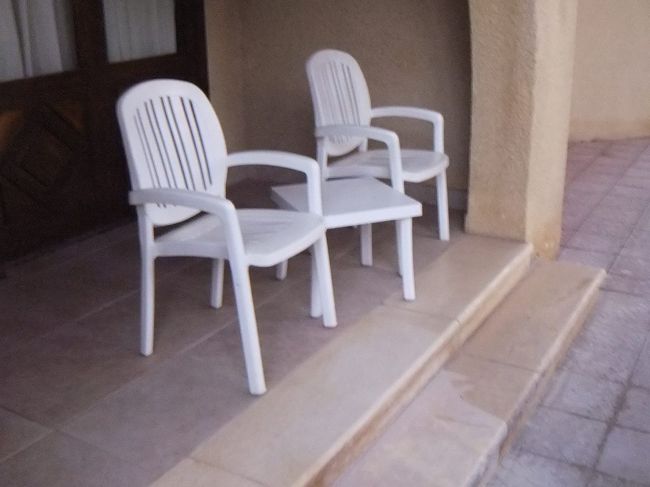 ２００９年１２月１５日（火）<br />朝です。本日のモーニングコールは５時３０分ですが、ずっと前から起きていました。１泊目はよく眠っていたので気づきませんでしたが、ホテルの部屋にある冷蔵庫の音が結構大きく響いていました。また、朝のお祈りがあるようで、４時半ころから大音量でコーランが聞こえてきました。朝食は６時、ロビー集合および出発は７時です（この予定は昨日の朝バスの中で聞きました）。いつものようにバイキングの朝食を食べに行き、戻ります。部屋にはテラスがついていて、椅子とテーブルがあります（実は、今回のツアーで泊まった全てのホテルにテラスがありました）。テラスからは