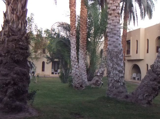 中庭が見えます。まだ時間があるので、部屋の外に出てホテルの敷地内を散策します。適当に歩いていくと、