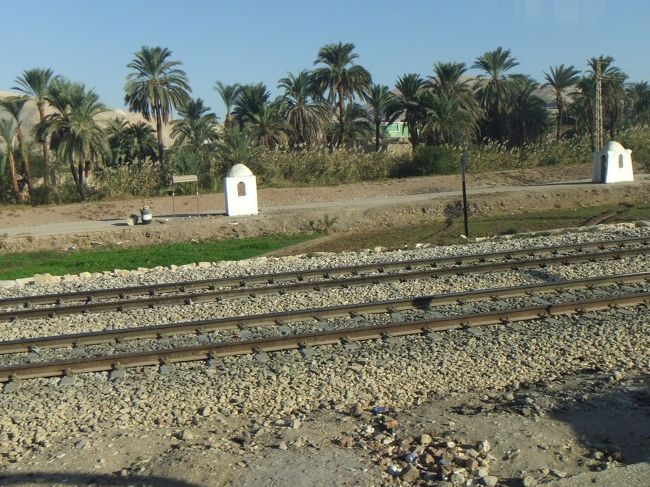 そのうち左手に線路が現れます。後日ナイルエクスプレスに乗って、ここを通るのでしょう。