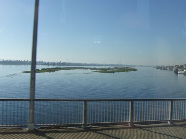 そのうち右側にナイル川が大きく見えてきます（それとも、ナイル川を渡った時の写真だったかな）。道中適当に撮った写真なので、参考になりませんね。次はホルス神殿のページへ。