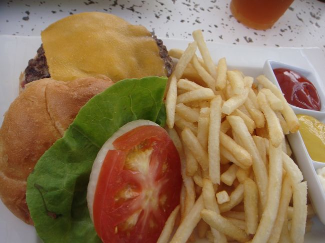 <br />こちらはわたしセレクト。<br />チーズバーガーです。<br /><br />ポテトも山盛り〜！！<br /><br /><br />